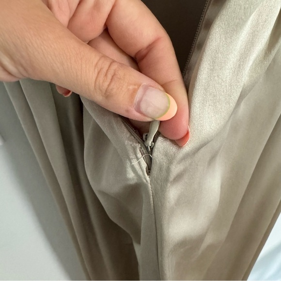 BCBG Maxazria Low Cut Front Open Back Champagne and Black Beaded Gown Size 4 - Picture 8 of 13